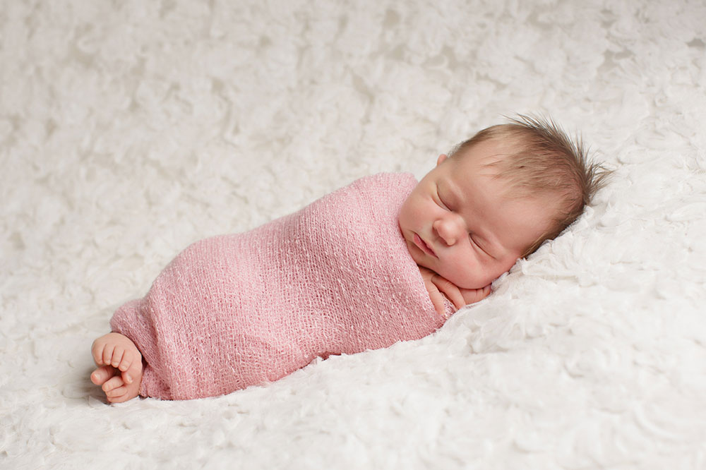 A short guide to swaddling and receiving blankets